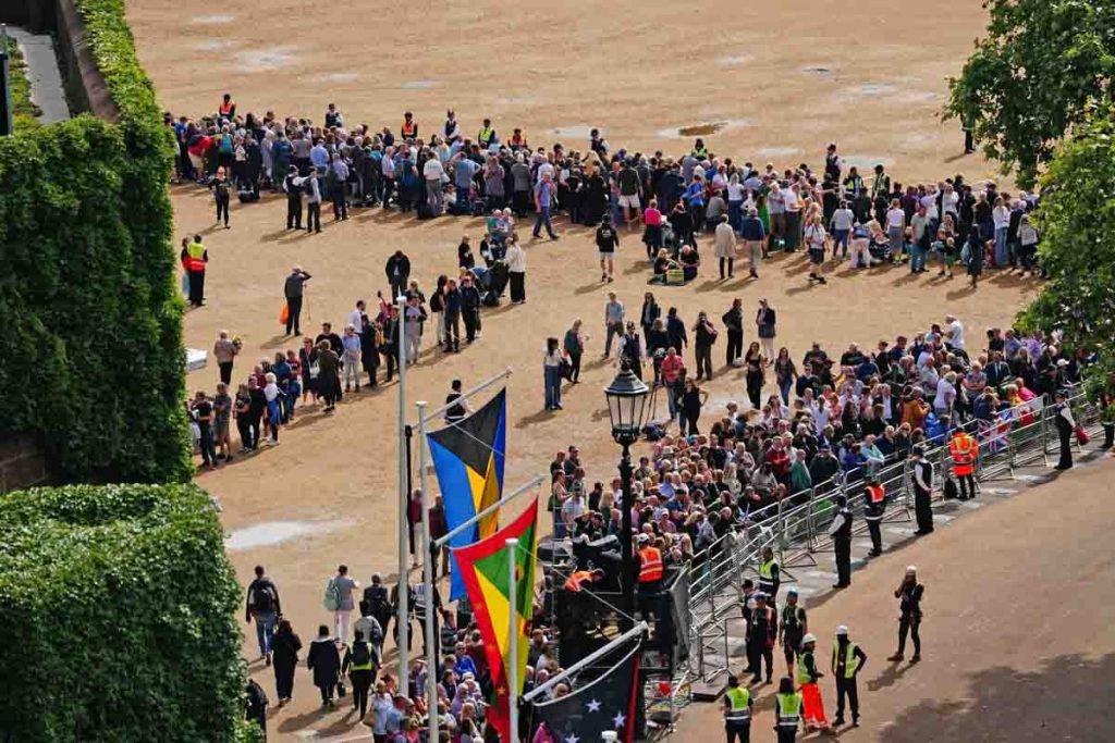Multidões se reúnem no Horse Guards Parade antes da procissão cerimonial do caixão da rainha Elizabeth II do Palácio de Buckingham ao Westminster Hall