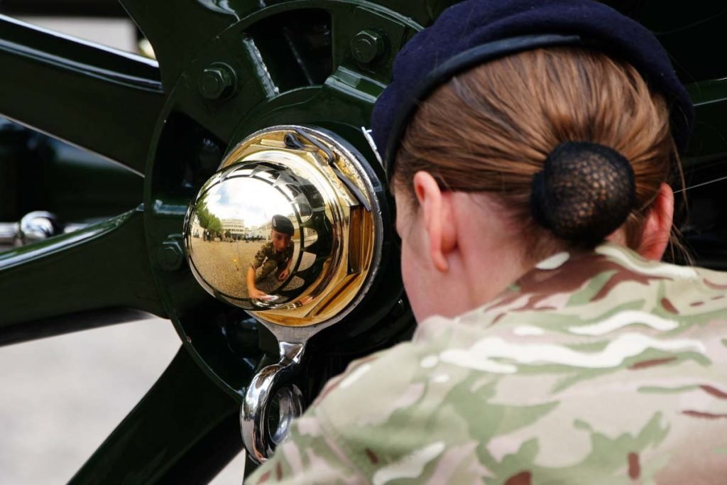 Militares fazem os preparativos finais para o transporte de armas que transportará o caixão da rainha Elizabeth II do Palácio de Buckingham para o Palácio de Westminster
