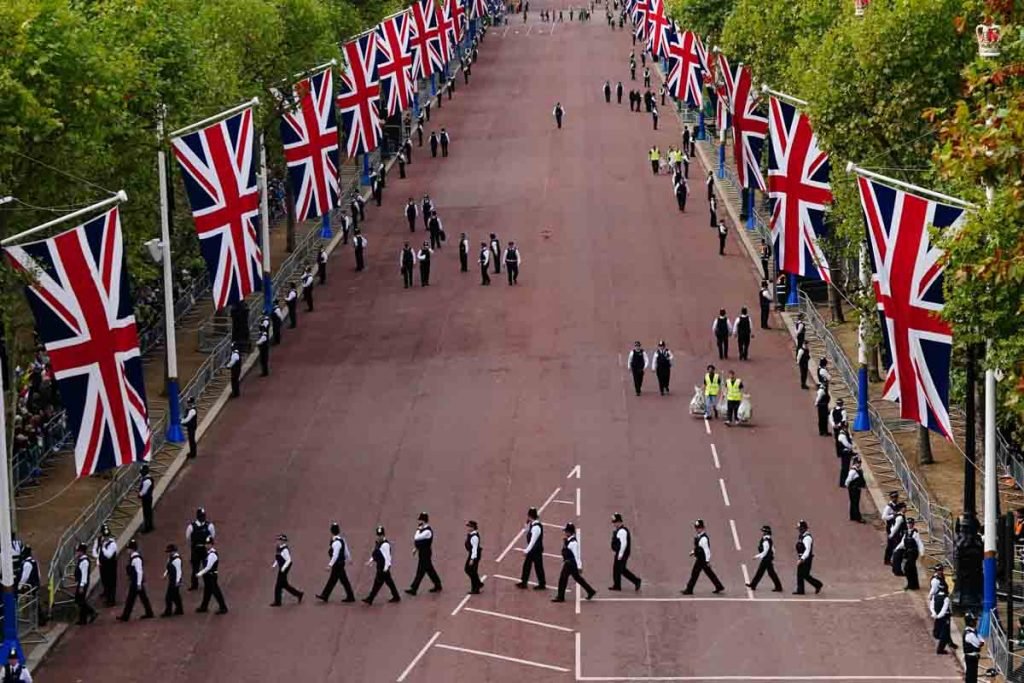 Policiais assumem posição ao longo do The Mall em 14 de setembro de 2022 em Londres, Reino Unido