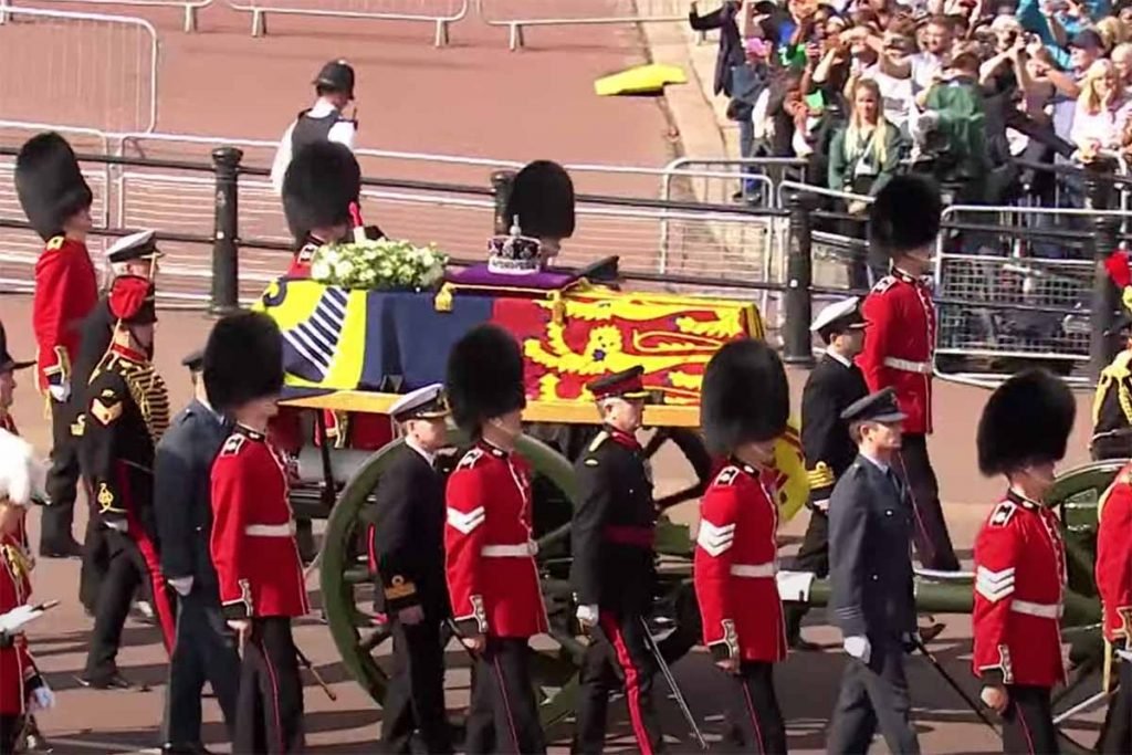 Começa cortejo do caixão da rainha Elizabeth II em Londres
