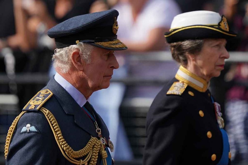 O Rei Carlos III e a Princesa Real caminham atr&aacute;s do caix&atilde;o da Rainha Elizabeth II, envolto no Estandarte Real com a Coroa do Estado Imperial colocada no topo, enquanto &eacute; carregado em uma carruagem puxada por cavalos da Tropa Real de Artilharia do Rei, durante o prociss&atilde;o cerimonial do Pal&aacute;cio de Buckingham a Westminster Hall, em Londres, onde ficar&aacute; em estado antes de seu funeral na segunda-feira. Data da foto: quarta-feira, 14 de setembro de 2022