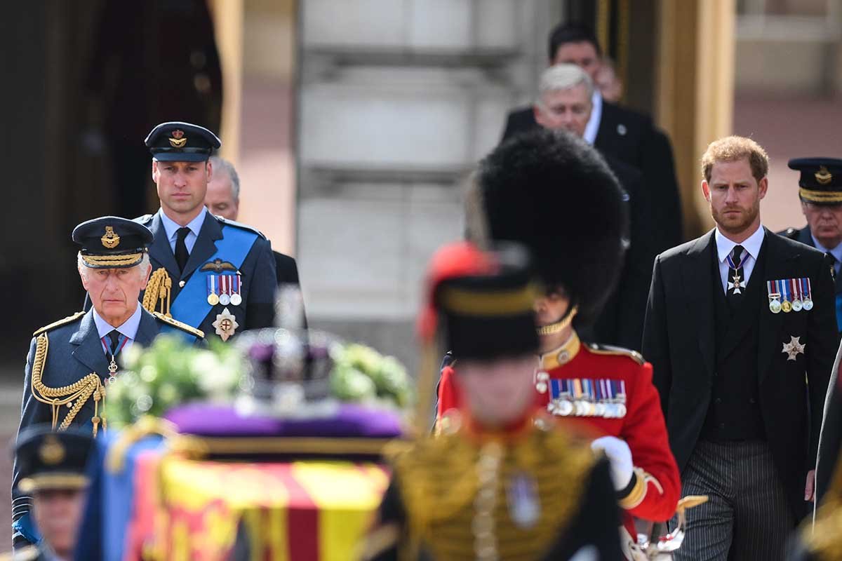 LONDRES, INGLATERRA - 14 DE SETEMBRO: (L-R) Rei Charles III, Príncipe William, Príncipe de Gales e Príncipe Harry, Duque de Sussex andam atrás da carruagem de armas que carrega o caixão da falecida Rainha Elizabeth II quando sai do Palácio de Buckingham, transferindo o caixão ao Palácio de Westminster em 14 de setembro de 2022 em Londres, Reino Unido. O caixão da rainha Elizabeth II é levado em procissão em uma carruagem da tropa real de artilharia do rei, do Palácio de Buckingham ao Westminster Hall, onde ela ficará em estado até o início da manhã de seu funeral. A rainha Elizabeth II morreu no Castelo de Balmoral, na Escócia, em 8 de setembro de 2022, e é sucedida por seu filho mais velho, o rei Carlos III