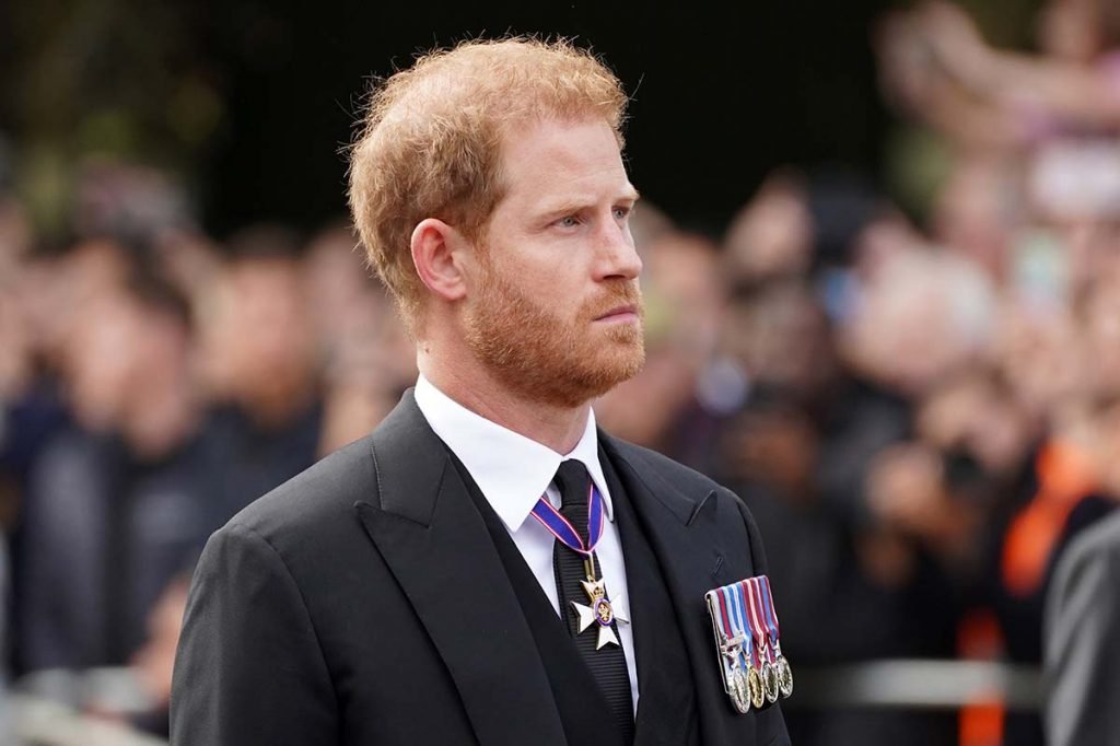 O Duque de Sussex segue o caixão da Rainha Elizabeth II, envolto no Estandarte Real com a Coroa do Estado Imperial colocada no topo, é carregado em uma carruagem puxada por cavalos da Tropa Real de Artilharia do Rei, durante a procissão cerimonial do Palácio de Buckingham para Westminster Hall, em Londres, onde ficará em estado antes de seu funeral na segunda-feira. Data da foto: quarta-feira, 14 de setembro de 2022