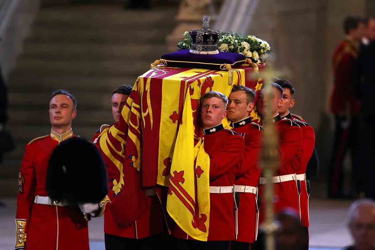 A Coroa Imperial do Estado é vista no caixão que transporta a Rainha Elizabeth II para o Westminster Hall para o Estado Deitado em 14 de setembro de 2022 em Londres, Inglaterra. O caixão da rainha Elizabeth II é levado em procissão em uma carruagem da tropa real de artilharia do rei, do Palácio de Buckingham ao Westminster Hall, onde ela ficará em estado até o início da manhã de seu funeral. A rainha Elizabeth II morreu no Castelo de Balmoral, na Escócia, em 8 de setembro de 2022, e é sucedida por seu filho mais velho, o rei Carlos III
