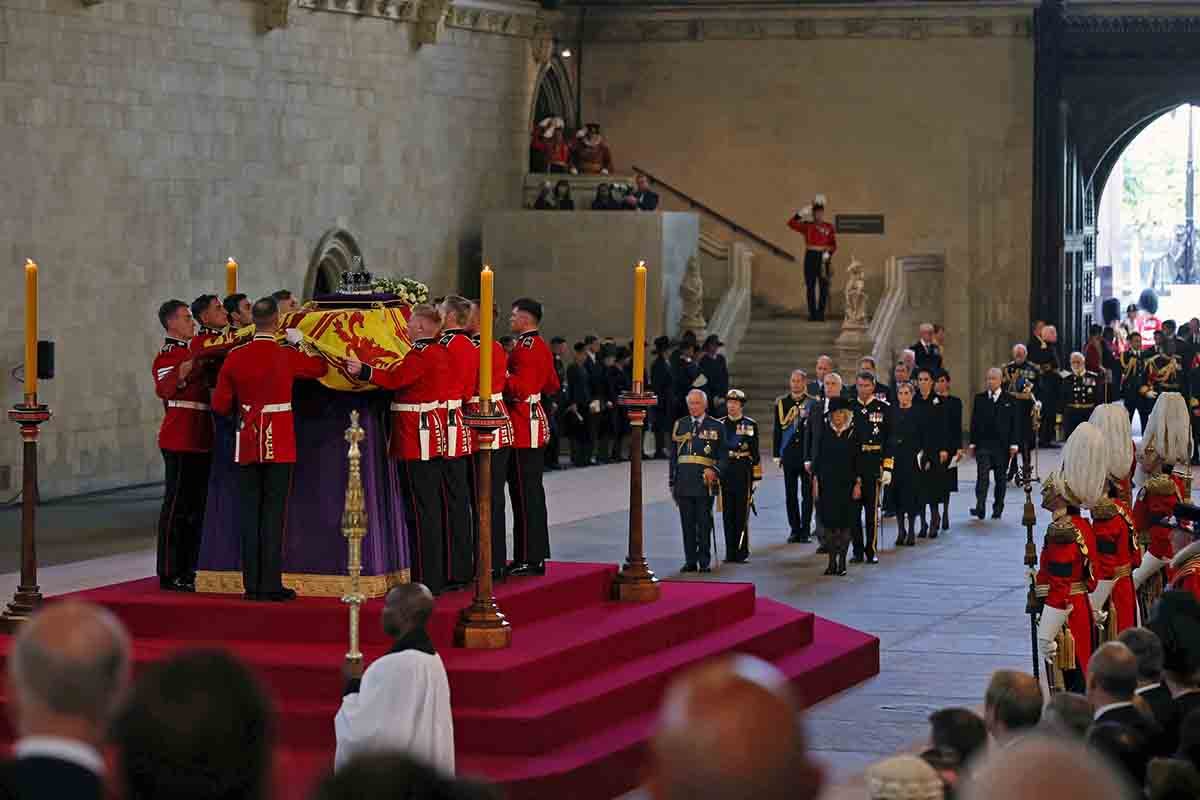 Uma visão geral como o caixão carregando a rainha Elizabeth II é colocado para descansar no Westminster Hall para o Estado Deitado em 14 de setembro de 2022 em Londres, Inglaterra. O caixão da rainha Elizabeth II é levado em procissão em uma carruagem da tropa real de artilharia do rei, do Palácio de Buckingham ao Westminster Hall, onde ela ficará em estado até o início da manhã de seu funeral. A rainha Elizabeth II morreu no Castelo de Balmoral, na Escócia, em 8 de setembro de 2022, e é sucedida por seu filho mais velho, o rei Carlos III