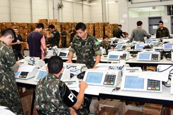 Militares ajudam na instalação e teste de urnas eletrônicas