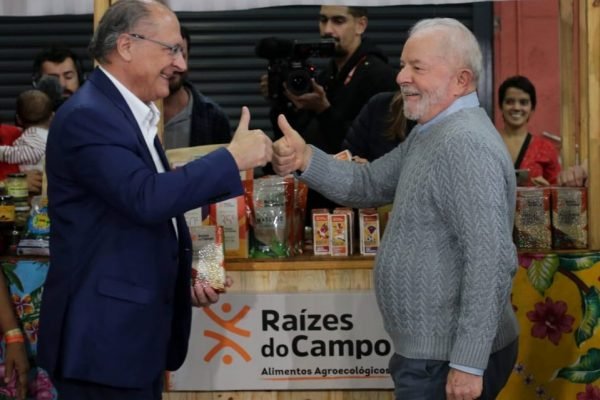 Lula (PT) e Alckmin (PSB) em evento com lideranças de cooperativas de alimentos