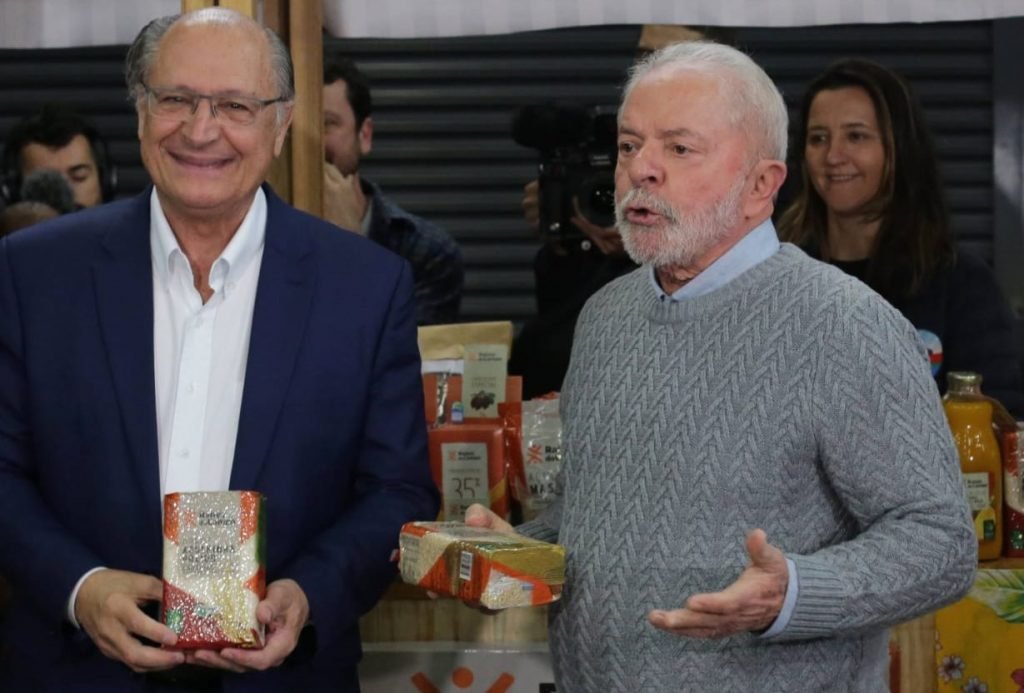 Lula (PT) e Alckmin (PSB) em evento com cooperativas de alimentos