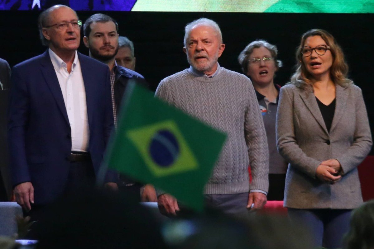 A plateia recebeu pequenas bandeiras do Brasil que foram agitadas em diversos momentos