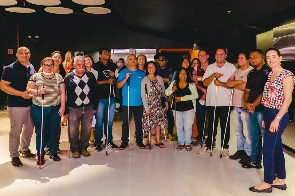 Pessoas com deficiência curtem sessão de cinema no DF