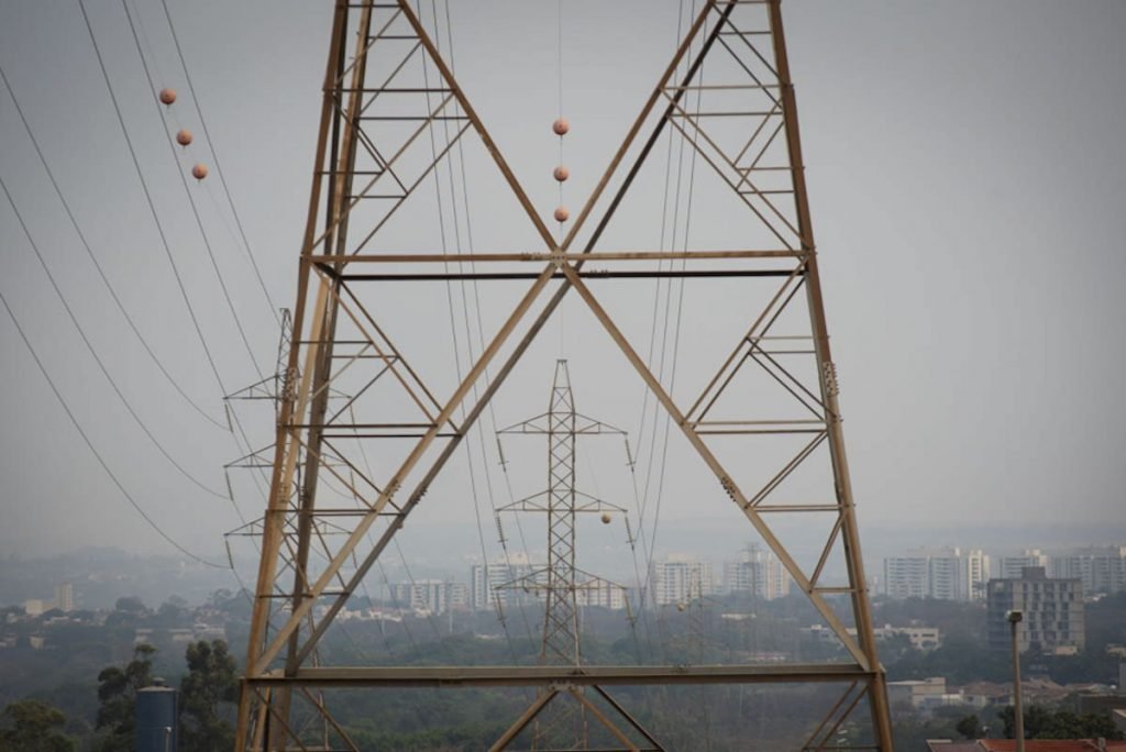 torre de eletricidade e tempo seco no DF