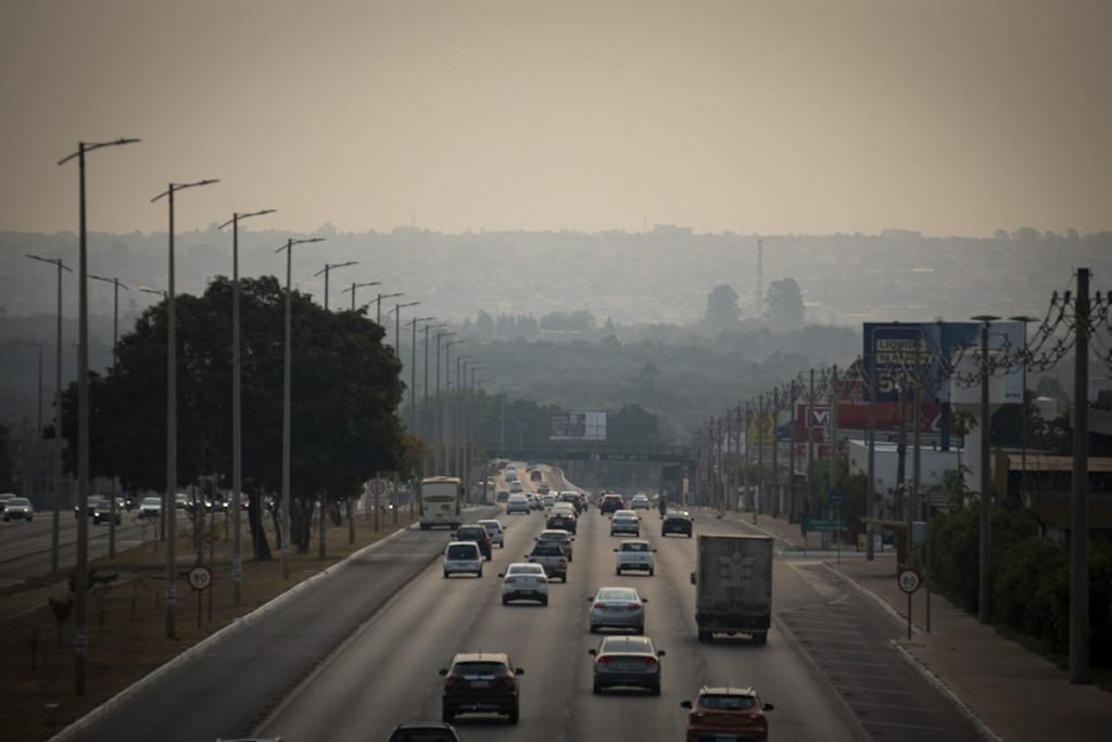 carros na pista EPTG com tempo seco