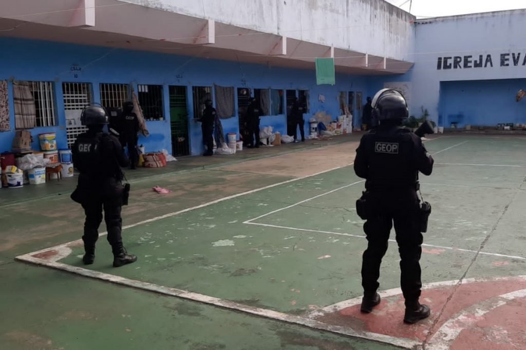 policiais em penitenciária