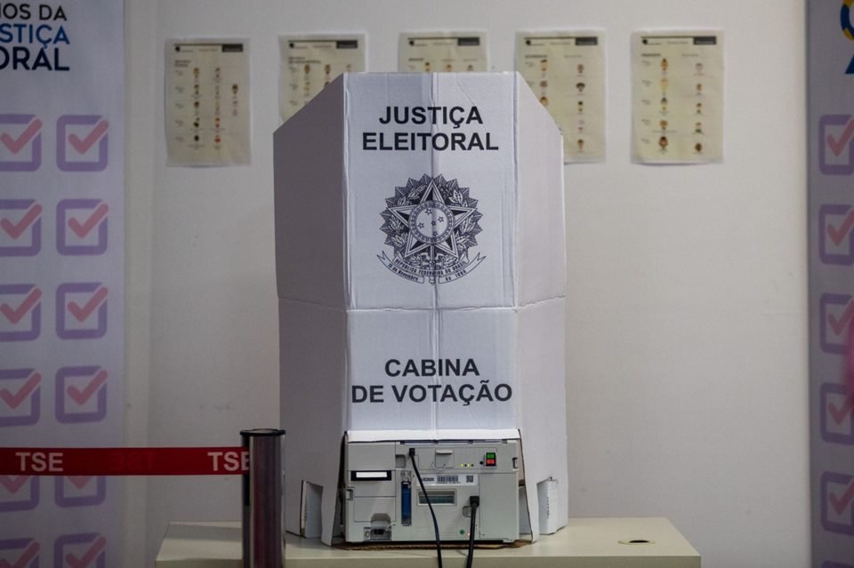 Eleições 2022: Eleitores não poderão entrar na cabine de votação