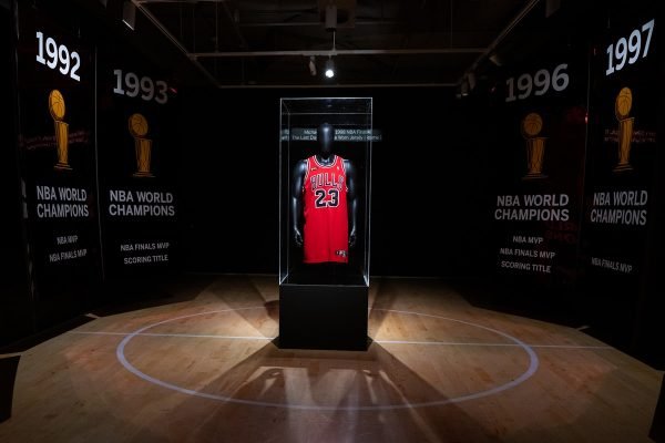 Camisa histórica de Michael Jordan é vendida por mais de U$ 10 milhões