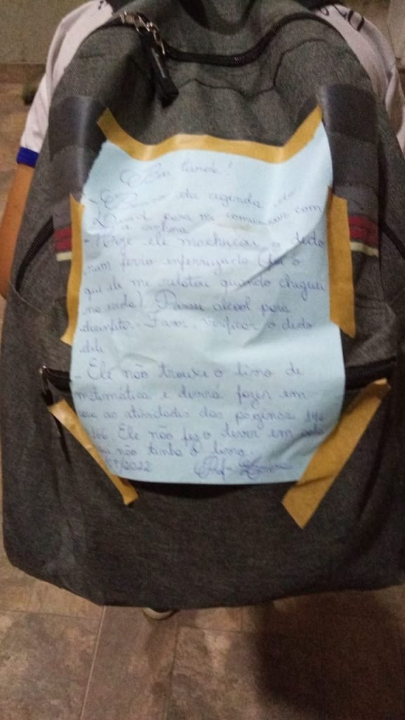 Aviso em mochila - Metrópoles