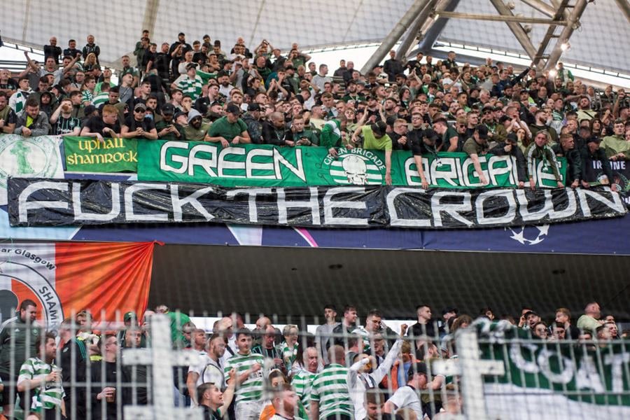 Doze adeptos do Celtic detidos por faixa ofensiva no jogo com o