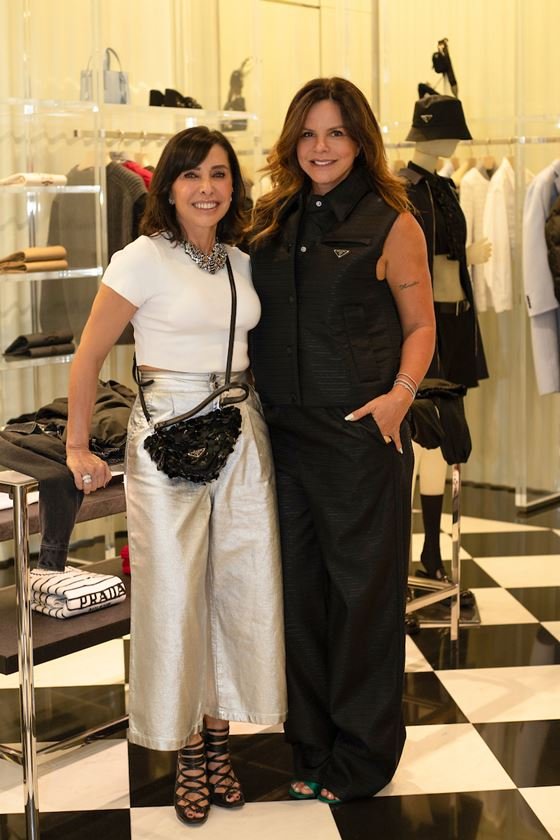 Luciana e Marcella Tranchesi agitam evento na loja Prada, em