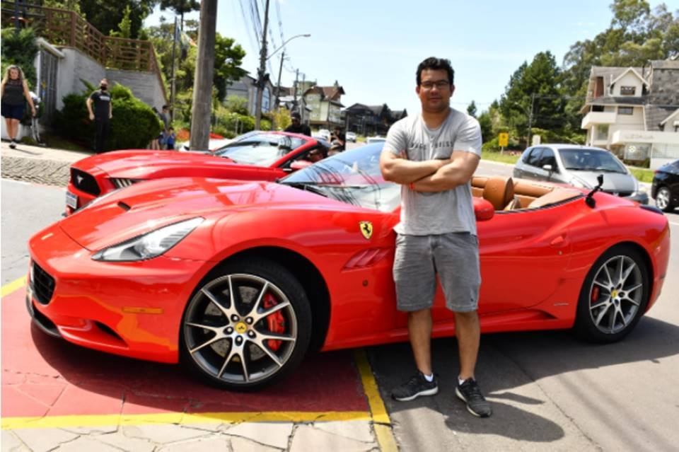 Homem com Ferrari