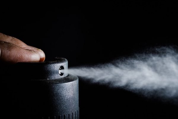 Spray aerosol sendo apertado de lata de desodorante - Metrópoles