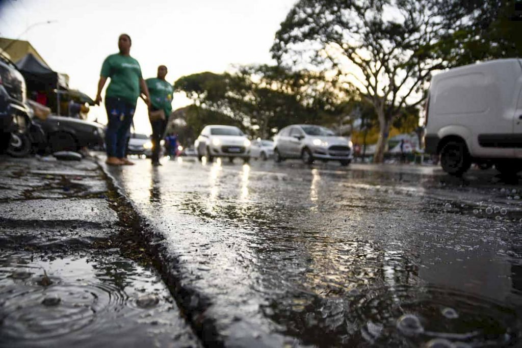 Inmet emite alerta amarelo e prevê pancadas de chuva no DF