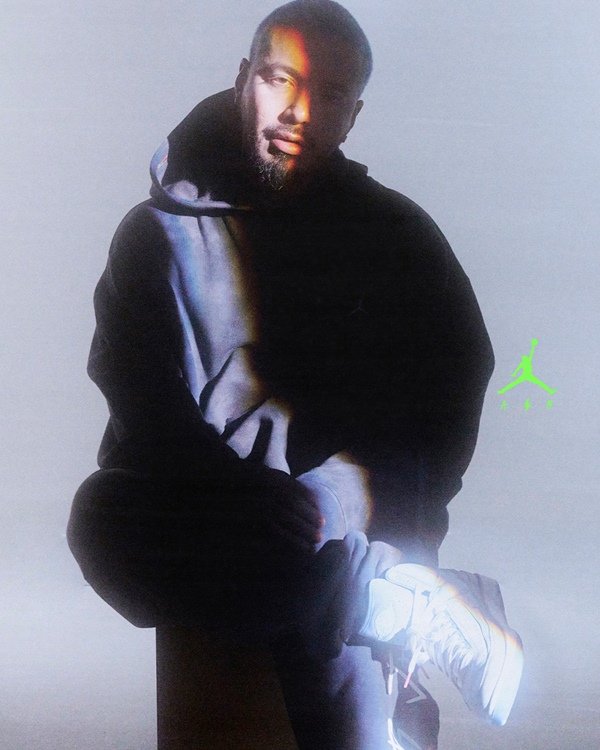 Campanha de divulgação da parceria entre a marca Jordan, do jogador de basquete Michael Jordan, com o cantor J Balvin. Os itens são feitos pela Nike. Na foto, é possível ver o cantor J Balvin usando um casaco preto com capuz da coleção e um tênis branco com uma luz de LED que acende no escuro.