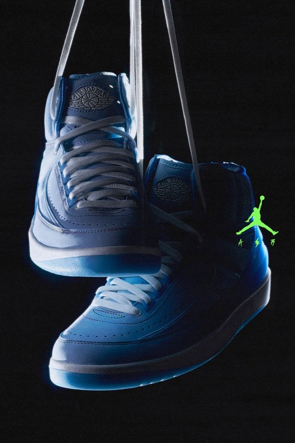 Campanha de divulgação da parceria entre a marca Jordan, do jogador de basquete Michael Jordan, com o cantor J Balvin. Os itens são feitos pela Nike. Na foto, é possível ver um tênis branco com uma luz de LED que acende no escuro.