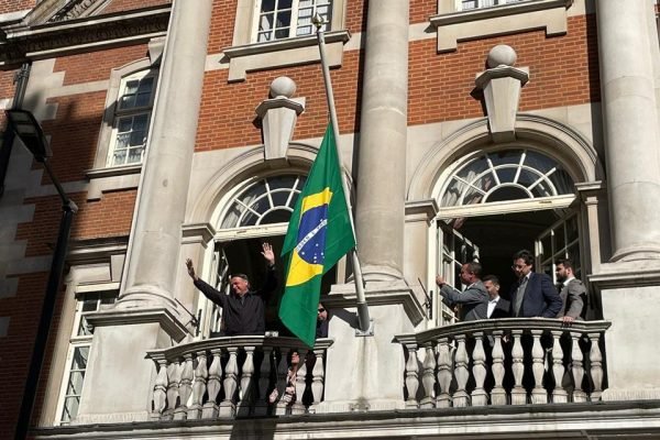 Bolsonaro faz discurso na embaixada brasileira em Londres