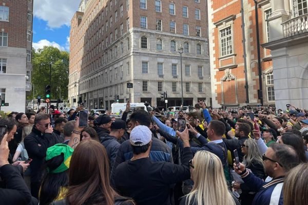 Bolsonaristas gritam para jornalistas em Londres