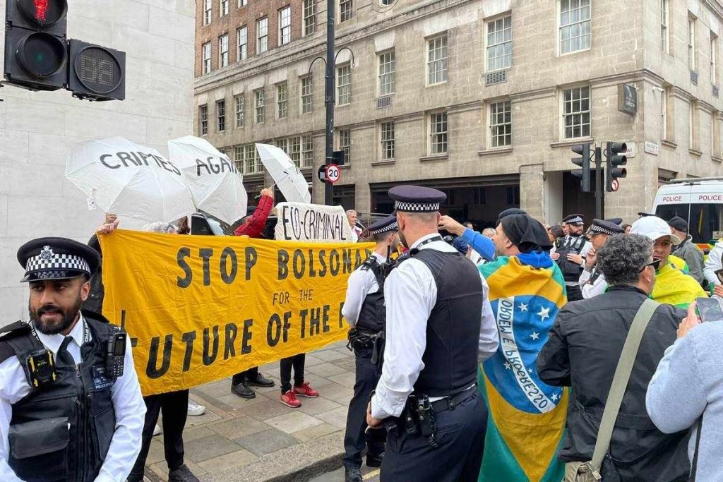 Opositores manifestam contra Bolsonaro em Londres