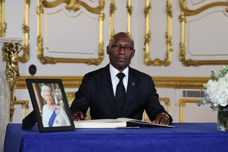 Fotos: chefes de Estado assinam livro de condolências de Elizabeth II