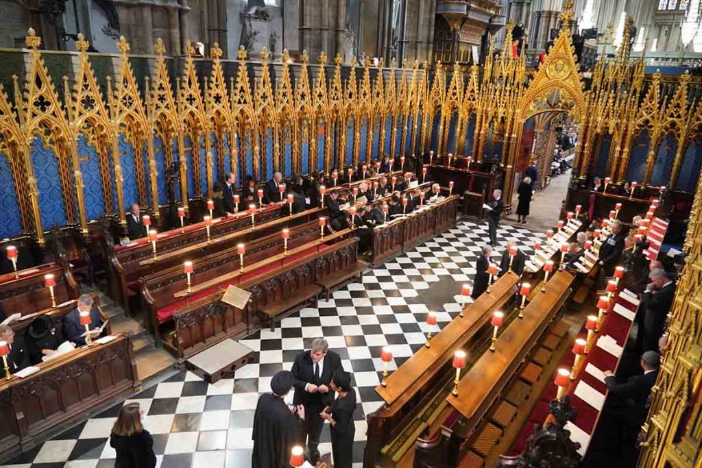 LONDRES, INGLATERRA - 19 DE SETEMBRO: Os convidados começam a tomar seus assentos para o Funeral de Estado da Rainha Elizabeth II na Abadia de Westminster em 19 de setembro de 2022 em Londres, Inglaterra. Elizabeth Alexandra Mary Windsor nasceu em Bruton Street, Mayfair, Londres, em 21 de abril de 1926. Ela se casou com o príncipe Philip em 1947 e subiu ao trono do Reino Unido e da Commonwealth em 6 de fevereiro de 1952 após a morte de seu pai, o rei George VI. A rainha Elizabeth II morreu no Castelo de Balmoral, na Escócia, em 8 de setembro de 2022, e é sucedida por seu filho mais velho, o rei Carlos III.