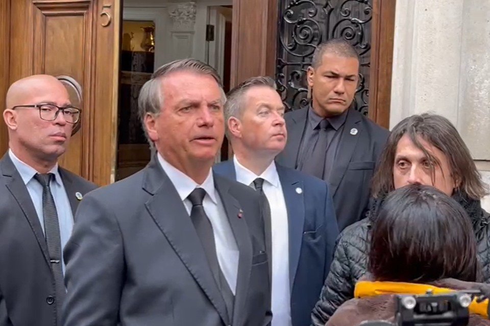 Bolsonaro fala em frente à casa do embaixador brasileiro em Londres