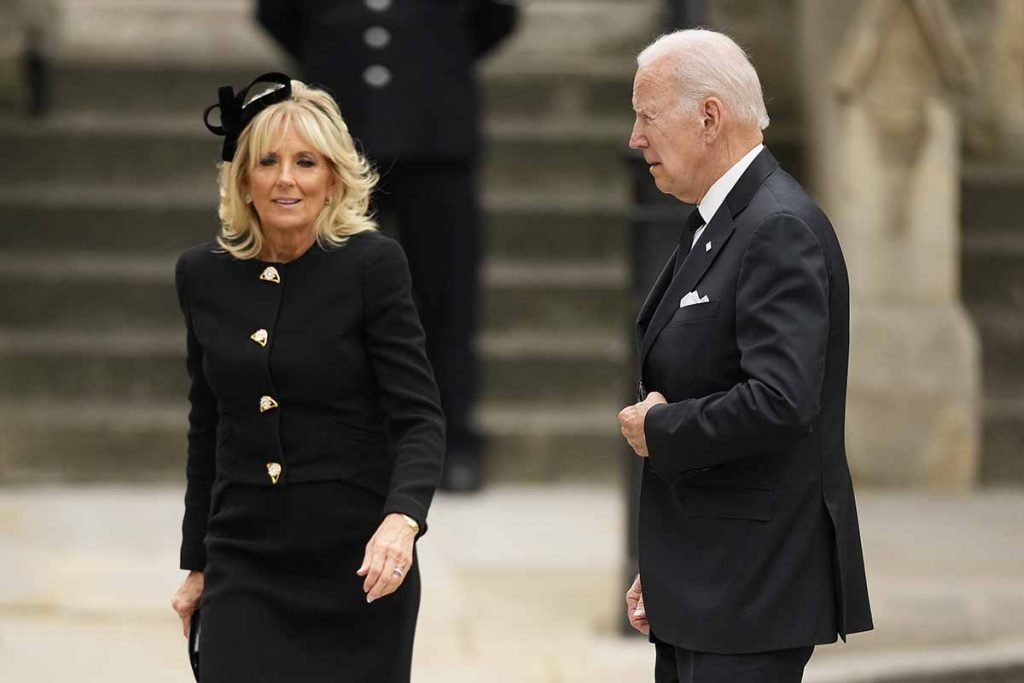 LONDRES, INGLATERRA - 19 DE SETEMBRO: Jill Biden e o presidente dos EUA, Joe Biden, chegam antes do Funeral de Estado da Rainha Elizabeth II na Abadia de Westminster em 19 de setembro de 2022 em Londres, Inglaterra. Elizabeth Alexandra Mary Windsor nasceu em Bruton Street, Mayfair, Londres, em 21 de abril de 1926. Ela se casou com o príncipe Philip em 1947 e subiu ao trono do Reino Unido e da Commonwealth em 6 de fevereiro de 1952 após a morte de seu pai, o rei George VI. A rainha Elizabeth II morreu no Castelo de Balmoral, na Escócia, em 8 de setembro de 2022, e é sucedida por seu filho mais velho, o rei Carlos III