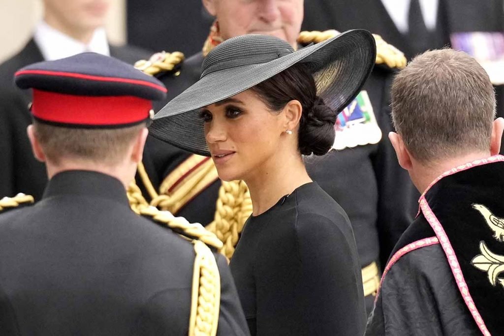 LONDRES, INGLATERRA - 19 DE SETEMBRO: Meghan, Duquesa de Sussex, chega à Abadia de Westminster para o Funeral de Estado da Rainha Elizabeth II em 19 de setembro de 2022 em Londres, Inglaterra. Elizabeth Alexandra Mary Windsor nasceu em Bruton Street, Mayfair, Londres, em 21 de abril de 1926. Ela se casou com o príncipe Philip em 1947 e subiu ao trono do Reino Unido e da Commonwealth em 6 de fevereiro de 1952 após a morte de seu pai, o rei George VI. A rainha Elizabeth II morreu no Castelo de Balmoral, na Escócia, em 8 de setembro de 2022, e é sucedida por seu filho mais velho, o rei Carlos III