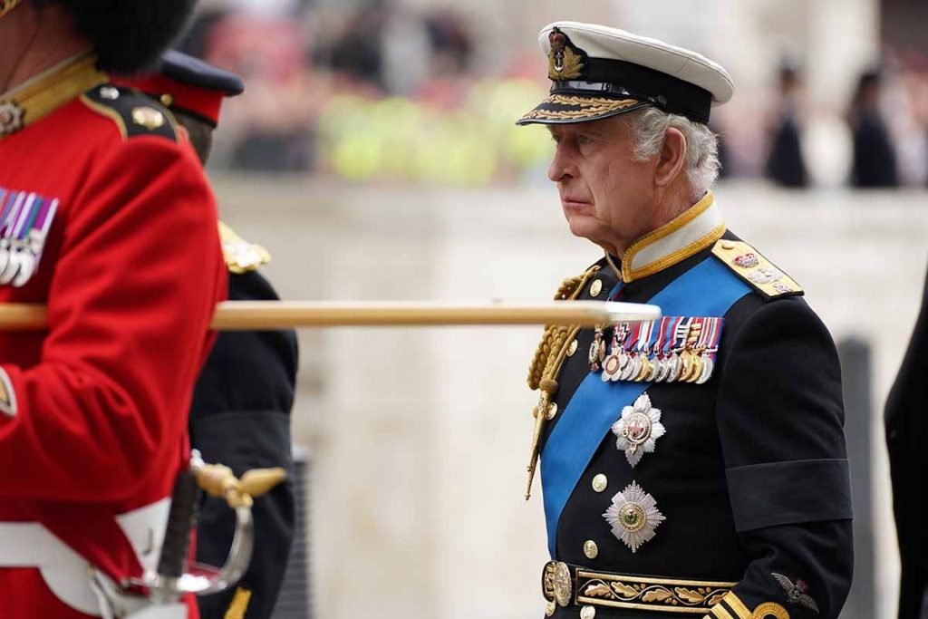 O rei Charles III participa do funeral de estado da rainha Elizabeth II na Abadia de Westminster em 19 de setembro de 2022 em Londres, Inglaterra. Os membros do público podem prestar homenagem a Sua Majestade a Rainha Elizabeth II durante 23 horas por dia, das 17:00 de 18 de setembro de 2022 às 06:30 de 19 de setembro de 2022. A Rainha Elizabeth II morreu no Castelo de Balmoral, na Escócia, em setembro 8, 2022, e é sucedida por seu filho mais velho, o rei Carlos III.