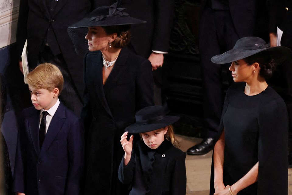 Nove toques sutis da família real que humanizaram o funeral da rainha