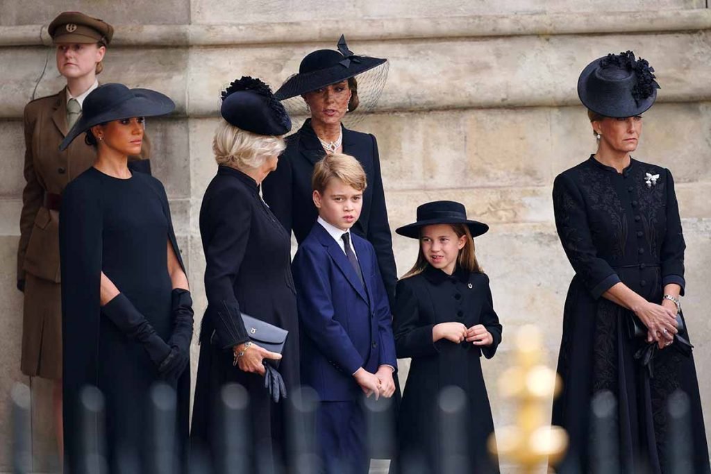 (da esquerda para a direita) a Duquesa de Sussex, a Rainha Consorte, o Príncipe George, a Princesa de Gales, a Princesa Charlotte e a Condessa de Wessex deixando o Funeral de Estado da Rainha Elizabeth II, realizado na Abadia de Westminster, Londres. Data da foto: segunda-feira, 19 de setembro de 2022