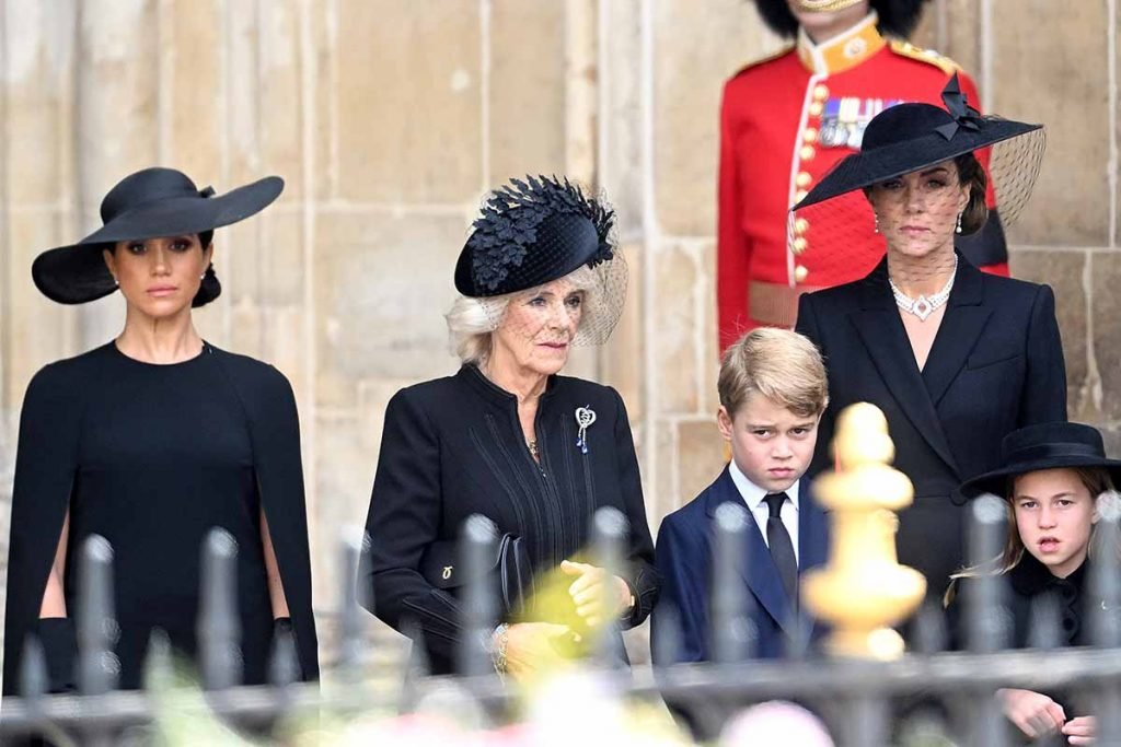 Meghan, Duquesa de Sussex, Camilla, Rainha Consorte, Príncipe George de Gales, Catherine, Princesa de Gales, Princesa Charlotte de Gales durante o funeral de Estado da Rainha Elizabeth II na Abadia de Westminster em 19 de setembro , 2022 em Londres, Inglaterra. Elizabeth Alexandra Mary Windsor nasceu em Bruton Street, Mayfair, Londres, em 21 de abril de 1926. Ela se casou com o príncipe Philip em 1947 e subiu ao trono do Reino Unido e da Commonwealth em 6 de fevereiro de 1952 após a morte de seu pai, o rei George VI. A rainha Elizabeth II morreu no Castelo de Balmoral, na Escócia, em 8 de setembro de 2022