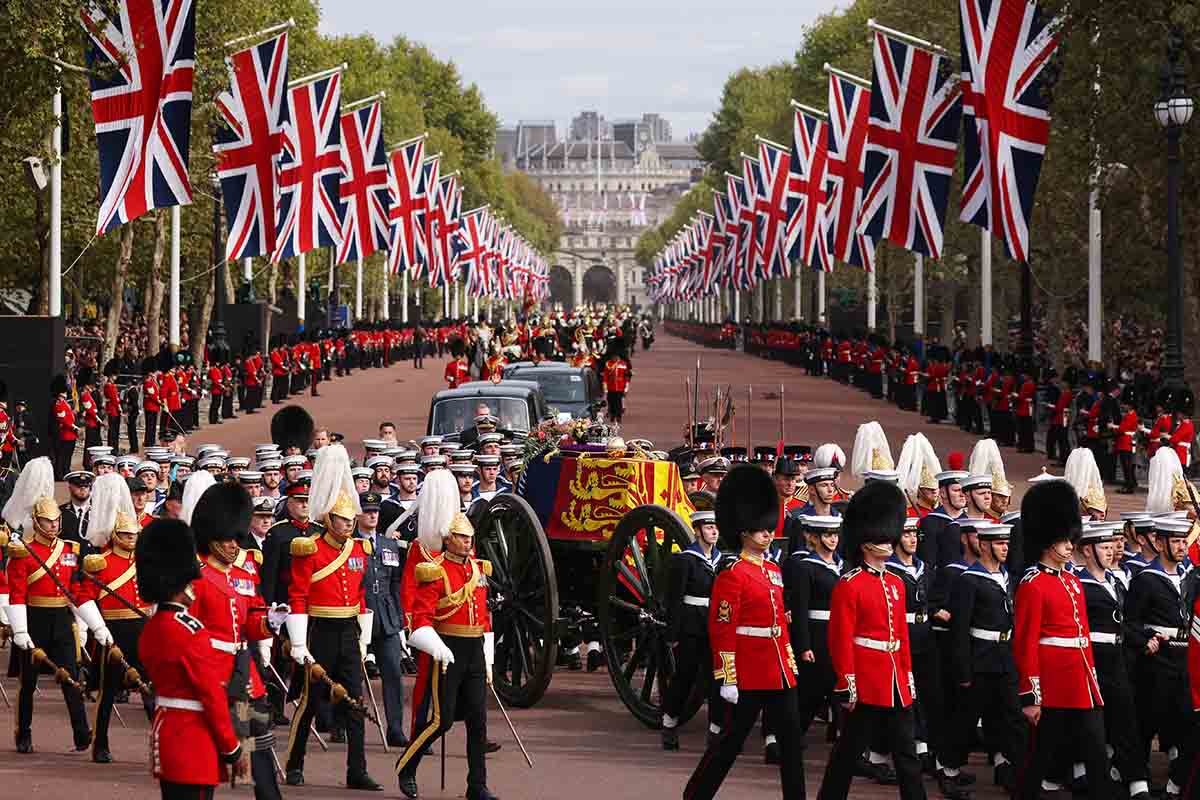 O cortejo fúnebre da Rainha carregado no State Gun Carriage da Royal Navy viaja ao longo do The Mall em 19 de setembro de 2022 em Londres, Inglaterra. Elizabeth Alexandra Mary Windsor nasceu em Bruton Street, Mayfair, Londres, em 21 de abril de 1926. Ela se casou com o príncipe Philip em 1947 e subiu ao trono do Reino Unido e da Commonwealth em 6 de fevereiro de 1952 após a morte de seu pai, o rei George VI. A rainha Elizabeth II morreu no Castelo de Balmoral, na Escócia, em 8 de setembro de 2022, e é sucedida por seu filho mais velho, o rei Carlos III
