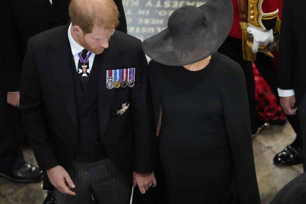 O príncipe Harry, duque de Sussex e Meghan, a duquesa de Sussex, seguem o caixão da rainha Elizabeth II enquanto é realizado na Abadia de Westminster após o funeral de estado em 19 de setembro de 2022 em Londres, Inglaterra. Elizabeth Alexandra Mary Windsor nasceu em Bruton Street, Mayfair, Londres, em 21 de abril de 1926. Ela se casou com o príncipe Philip em 1947 e subiu ao trono do Reino Unido e da Commonwealth em 6 de fevereiro de 1952 após a morte de seu pai, o rei George VI. A rainha Elizabeth II morreu no Castelo de Balmoral, na Escócia, em 8 de setembro de 2022, e é sucedida por seu filho mais velho, o rei Carlos III.