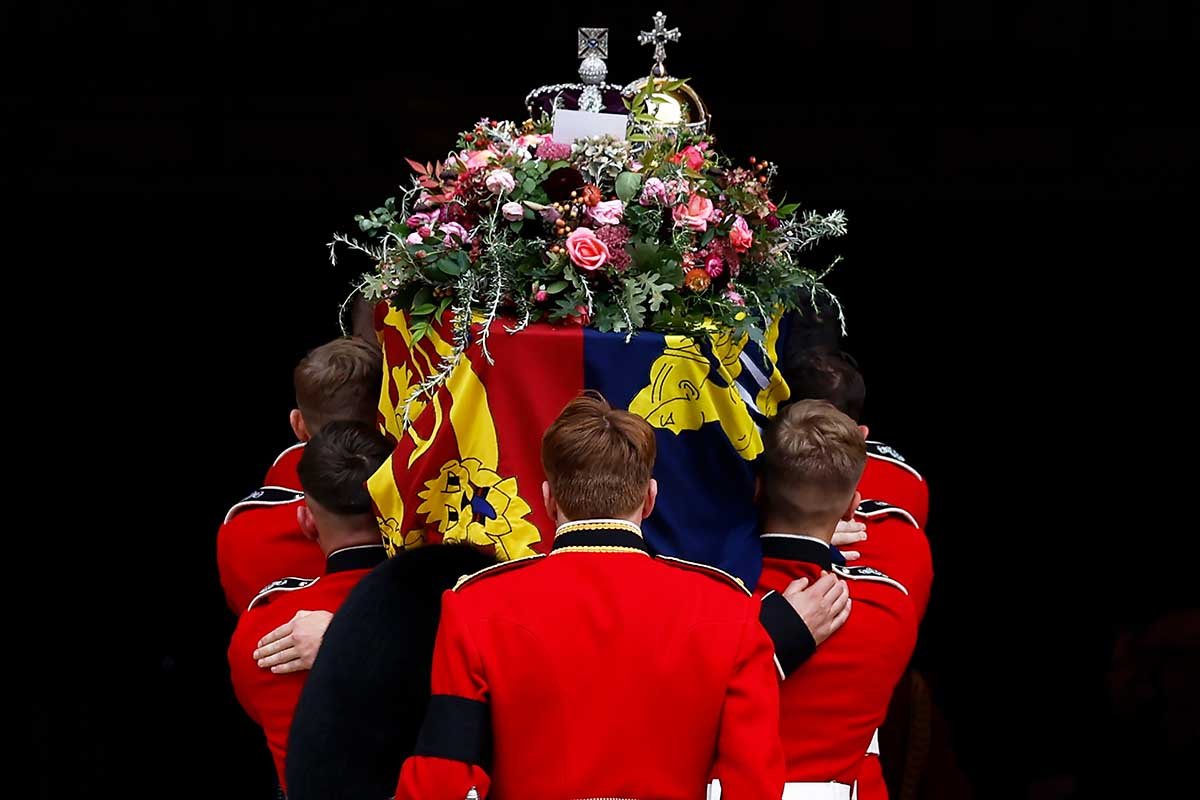 Os portadores do caixão carregam o caixão da Rainha Elizabeth II com a Coroa Imperial do Estado descansando no topo da Capela de São Jorge em 19 de setembro de 2022 em Windsor, Inglaterra. O serviço de confissão na Capela de São Jorge, no Castelo de Windsor, ocorreu após o funeral de estado na Abadia de Westminster. Seguiu-se um enterro privado na Capela Memorial do Rei George VI. A rainha Elizabeth II morreu no Castelo de Balmoral, na Escócia, em 8 de setembro de 2022, e é sucedida por seu filho mais velho, o rei Carlos III