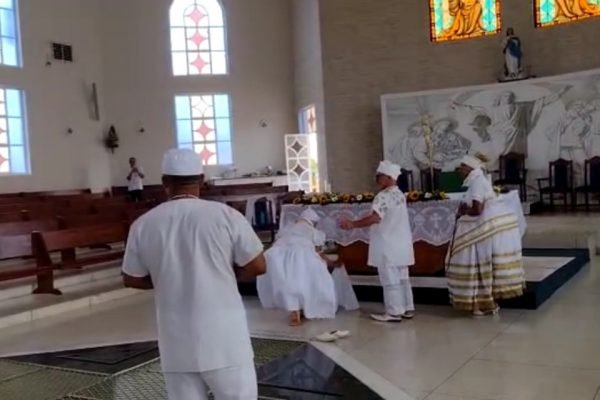 Quando eu era Cristão, frenquetava muito a igreja, um dia passou padre com  a mão dele