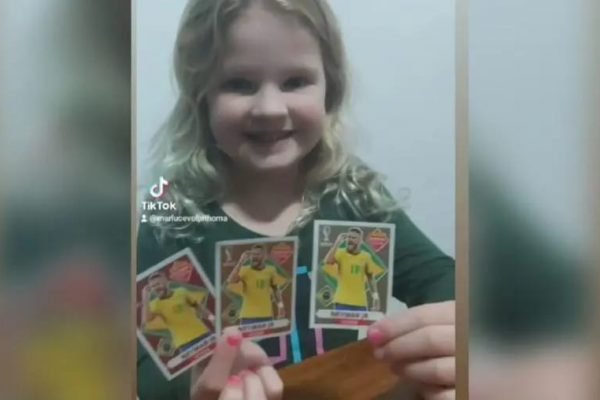 VÍDEO: Menino de 10 anos de Chapecó acha figurinha rara de Neymar