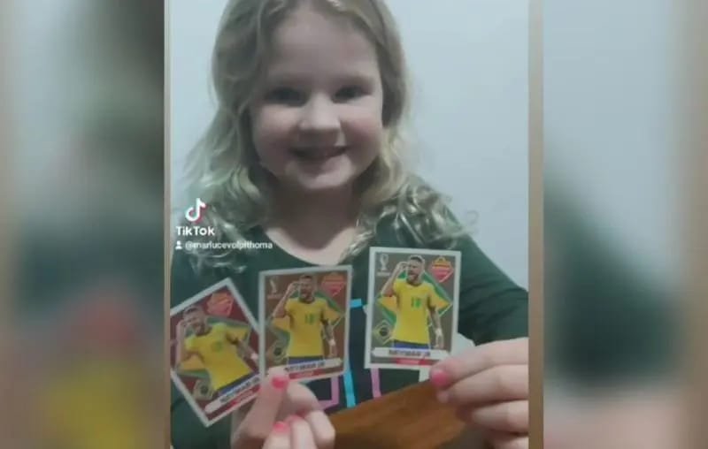 Criança de BH encontra figurinha de Neymar vendida por R$ 9 mil: 'Achei e  colei