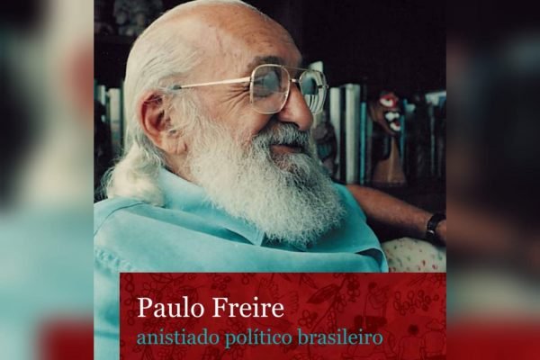 Publicação com Paulo Freire na capa