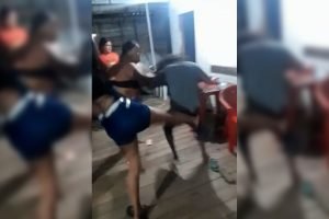 As imagens mostram o momento em que, as irmãs desferem socos e chutes no suspeito