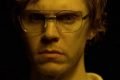 Foto colorida de Evan Peters como Jeffrey Dahmer em Dahmer: um canibal americano