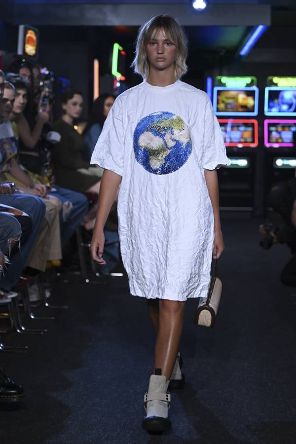 Camiseta vestido com o planeta Terra estampado