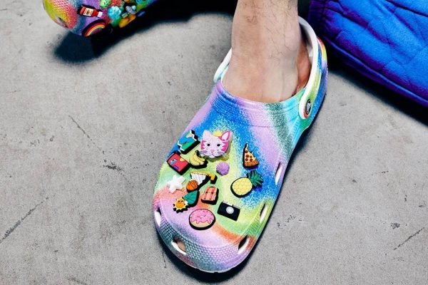 Retorno da Crocs: calçado polêmico volta para os pés de fashionistas |  Metrópoles